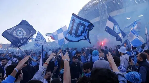 شب باشکوه ناپلی ها/ جشن‌های خیابانی با جمعیت خیره کننده + تصاویر