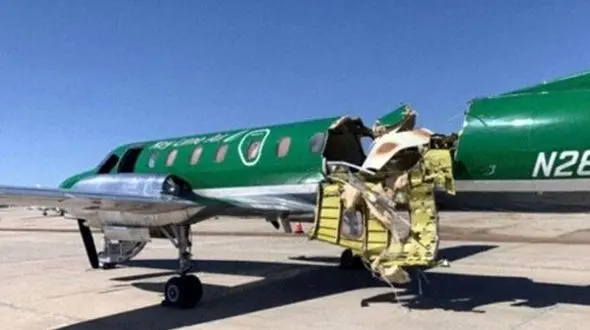 عکس / هواپیما در آسمان نصف شد