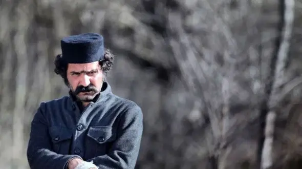 (عکس) چاوش خان تفنگچی مهربان سریال گیلدخت، در آغوش مادرش با تیپ و استایل امروزی / خوشتیپه، نه؟!