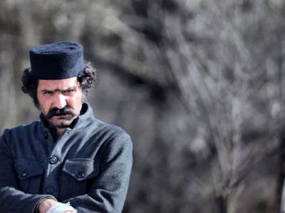 (عکس) چاوش خان تفنگچی مهربان سریال گیلدخت، در آغوش مادرش با تیپ و استایل امروزی / خوشتیپه، نه؟!