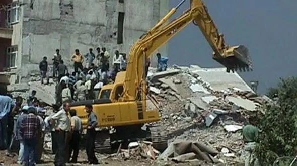 ۳ محبوس شده زیر آوار نجات پیدا کردند