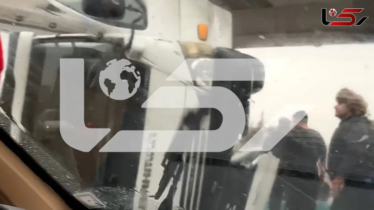 فیلم لحظه واژگونی کامیونت در اتوبان شهید صیادشیرازی در تهران