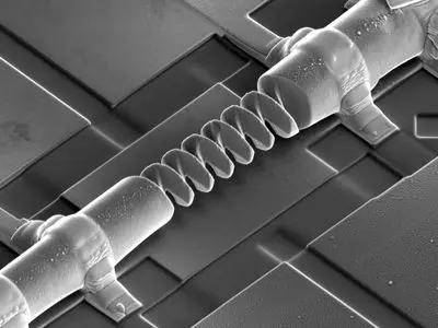 کنترل جریان الکتریسیته با پیچاندن کریستال‌ های بسیار کوچک توسط دانشمندان 