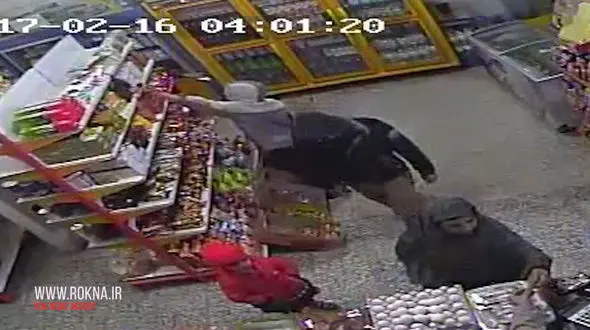لحظه دزدیده شدن دختر بچه از سوپرمارکتی در کرمان +فیلم و عکس