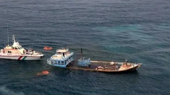 نجات معجزه‌آسای 5 خدمه موتورلنج در سواحل بوشهر