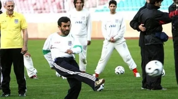  محمد دادکان: آقای احمدی نژاد را من خودم به تمرین تیم ملی دعوت کردم و مجبور شدیم لباس تیم نونهالان را بدهیم بپوشد چون سایزش کوچک بود