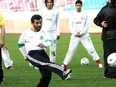  محمد دادکان: آقای احمدی نژاد را من خودم به تمرین تیم ملی دعوت کردم و مجبور شدیم لباس تیم نونهالان را بدهیم بپوشد چون سایزش کوچک بود