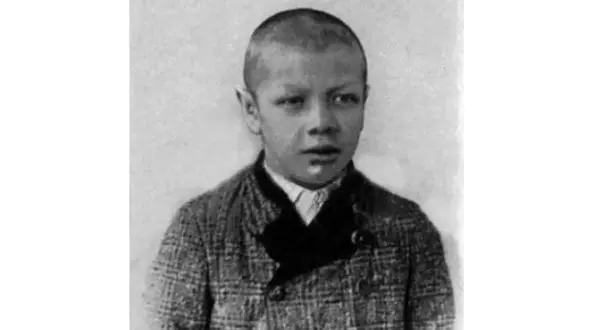 کوتوله‌ای که ناگهان به یک غول تبدیل شد! + عکس های شگفت انگیز