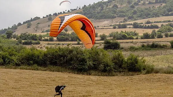 حادثه دلخراش در دوهزار / خلبان پاراگلایدر جان سپرد