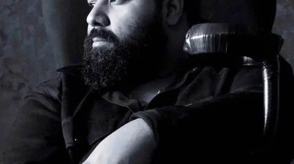 بازی جالب و دخترانه رضا صادقی با فرزندش +فیلم