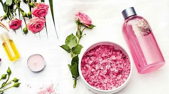 پاکسازی پوست با گلاب 