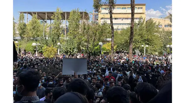 تجمع در برخی دانشگاه‌ها در پی درگذشت مهسا امینی + عکس