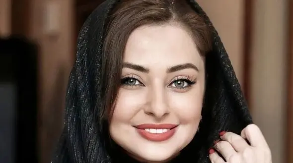 فرش، مبل و آینه‌ی خانه نفیسه روشن در شب میزبانی از فلامک جنیدی