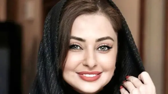 فرش، مبل و آینه‌ی خانه نفیسه روشن در شب میزبانی از فلامک جنیدی