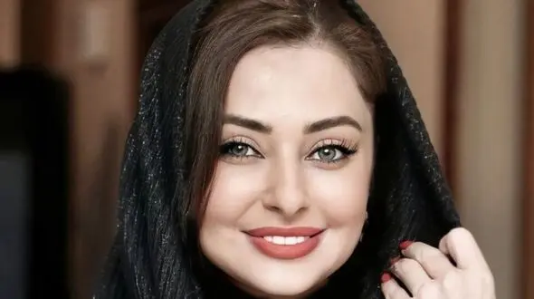 فرش، مبل و آینه‌ی خانه نفیسه روشن در شب میزبانی از فلامک جنیدی
