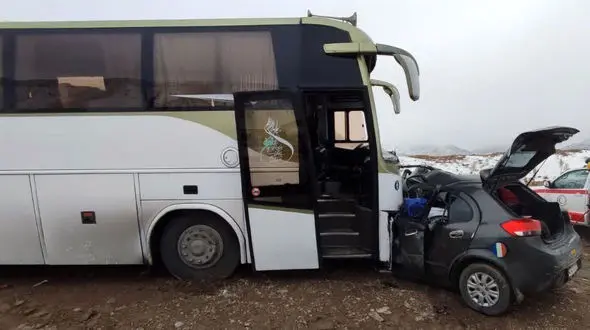 برخورد مرگبار تیبا و اتوبوس در سمنان / ۳ نفر جان باختند