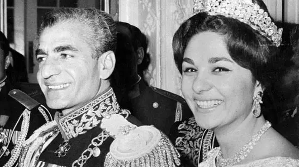 عکس/ عوام فریبی حساب شده به سبک فرح دیبا؛ روشن کردن شمع و پخت نان نذری با چادر توری مشکی/ پشت پرده کثیف با ظاهرسازی هوشمندانه