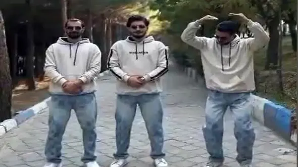 فیلم آواز شاد /  رقص اگوپگور و بانمک 3 تا رفیق وسط پارک با آهنگ ترکی مثل مینیون ها ...