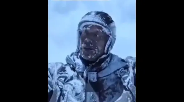 چترباز چینی در ارتفاع ۸۵۰۰ متری یخ زد!