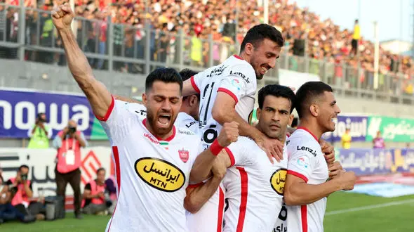 هشتمین قهرمانی در بیست و دومین دوره/ جام روی دستان بازیکنان پرسپولیس