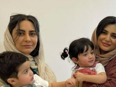 فیلم/ توصیف لیندا کیانی از دنیای زیبای مادری با دوقلوهایش: دو قلو داشتن خیلی خستگی داره ، بی خوابی داره /اما مامان گفتن‌شون به همه چی می‌ارزه …