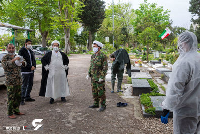 روحانیون داوطلبان در حال آماده سازی برای غسل و دفن قربانیان کووید-19، آمل مازندران / عکاس: مجید سعیدی