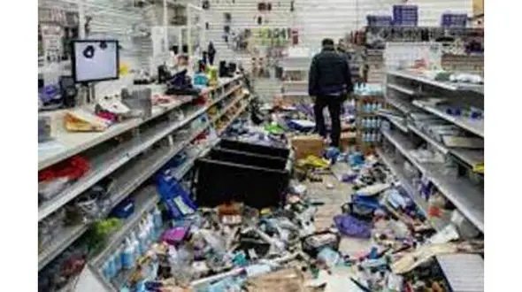 ببینید / حمله دسته جمعی سارقان به یک ساندویچی با چاقو و قمه + فیلم