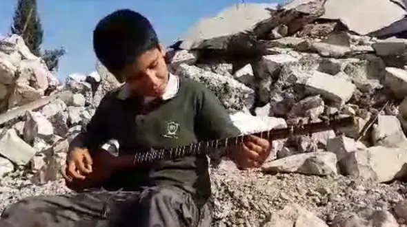 اقدام این کودک کرمانشاهی روی خرابه های زلزله اشک همه را در آورد + فیلم و عکس