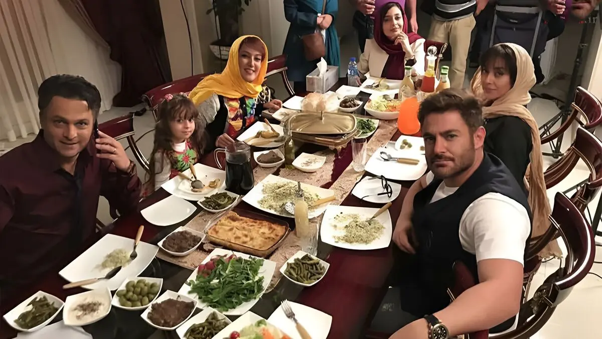نگاهی به حضور بازیگران معروف در ضیافت شام فوق لاکچری رستوران محمدرضا گلزار / از ساره بیات و بهاره کیان افشار تا منوچهر هادی