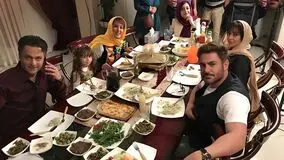 فیلم/ نگاهی به حضور بازیگران معروف در ضیافت شام فوق لاکچری رستوران محمدرضا گلزار / از ساره بیات و بهاره کیان افشار تا منوچهر هادی 