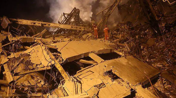 آتش نشان های محبوس از خود عکس فرستادند / دکل اضطراری به پلاسکو رفت+ فیلم 