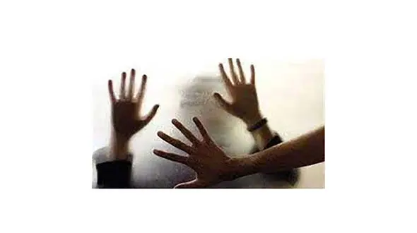 بوسه پدر به دستان پسرش که او را زیر کتک هایش بیهوش کرده بود / اشک تان در می آید 