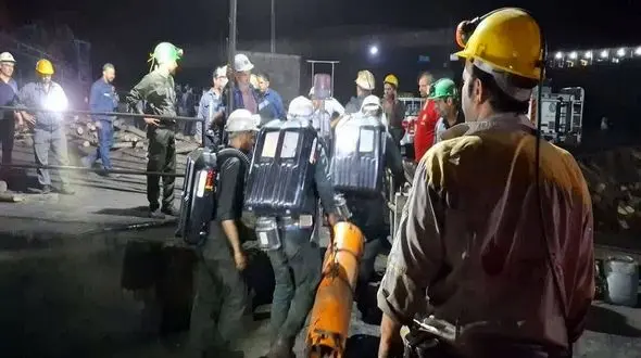 خانواده یکی از معدن‌کاران جان‌باخته طبس: به کارگران که از سوزش چشم شاکی بودند، می‌گفتند به چشمانتان آب بزنید خوب می‌شود