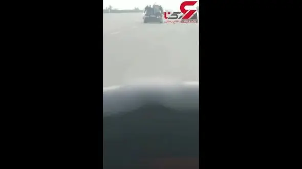 وحشت در اتوبان/ دانش آموزان قمی روی ماشین جا به جا می شدند+ فیلم تعقیب پلیسی