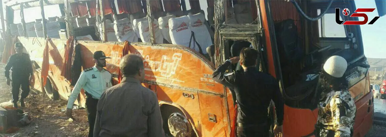 اولین تصاویر از واژگونی مرگبار اتوبوس دانش آموزان دختر در جاده شیراز / 12 کشته و 33 مجروح