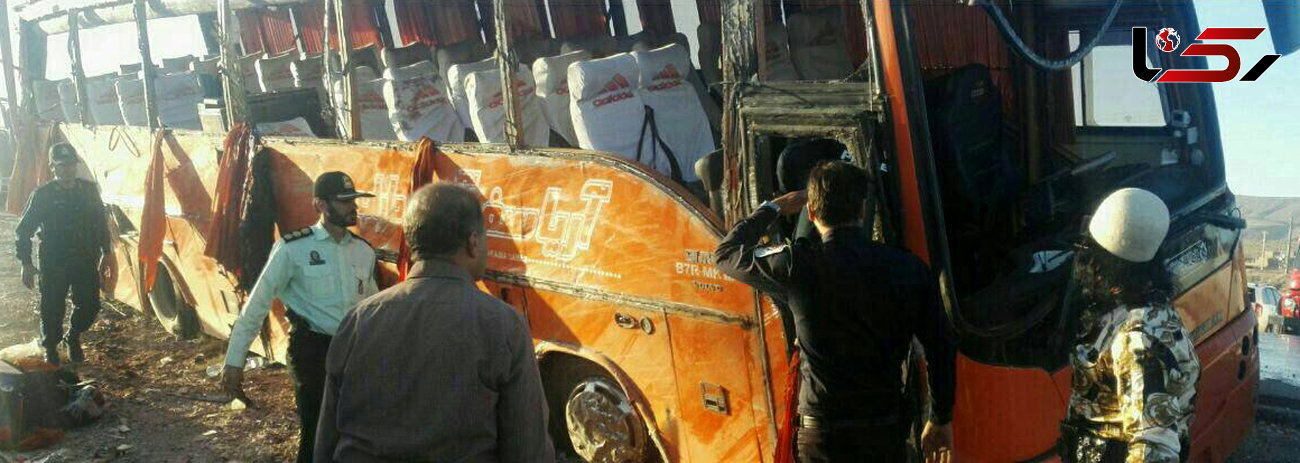 اولین تصاویر از واژگونی مرگبار اتوبوس دانش آموزان دختر در جاده شیراز / 12 کشته و 33 مجروح