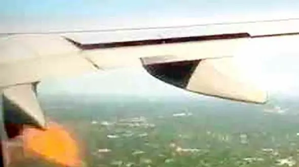 فیلم لحظه وحشتناک آتش گرفتن موتور هواپیما ی مسافربری در آسمان 