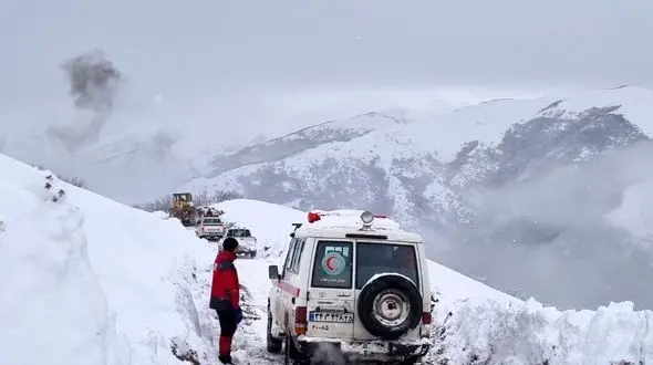 مادر باردار ورزقانی بعد از 72 به بیمارستان منتقل شد /  عملیات نفس گیر امدادگران در برف و بوران