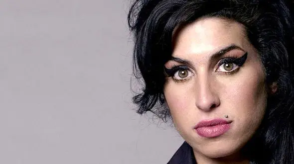 ساخت فیلمی درباره زندگی خواننده جنجالی 