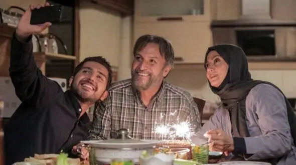 هستی مهدوی فر و امین تارخ با سایه بان روی آنتن می روند + تصاویر