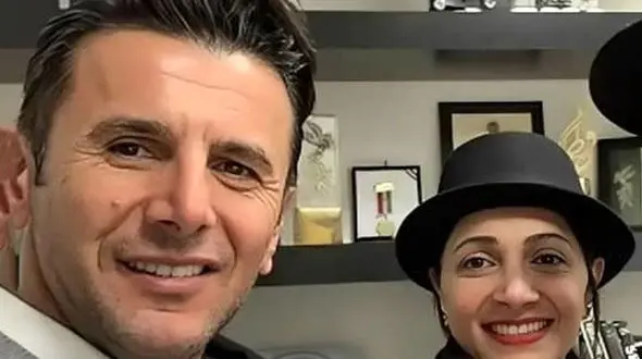 عکس ها / نگاهی به ویلای دوبلکس امین حیایی در دل کوه لواسان /  معماری هنرمندانه‌ای که فینالیست «جایزه معمار» شد / از دیوار و سقف های شیشه ای تا مبلمان مدرن و فرش هاب ابریشمی دستبافت ...