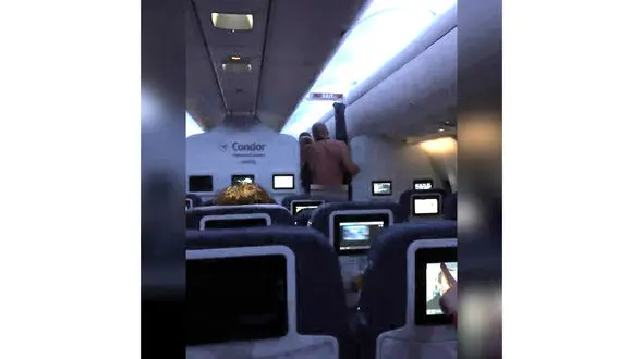 چه کسی باعث فرود اضطراری هواپیما شد+عکس