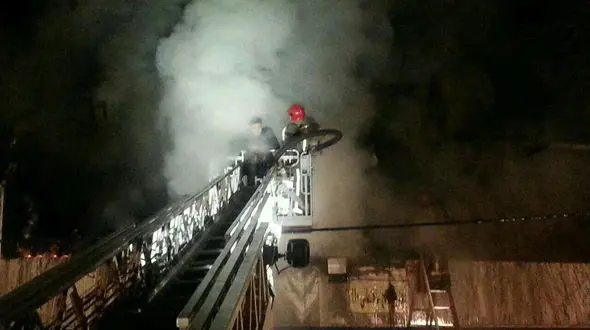 مهار آتش انبار لوازم ساختمانی و رنگ در بزرگراه ارتش +عکس