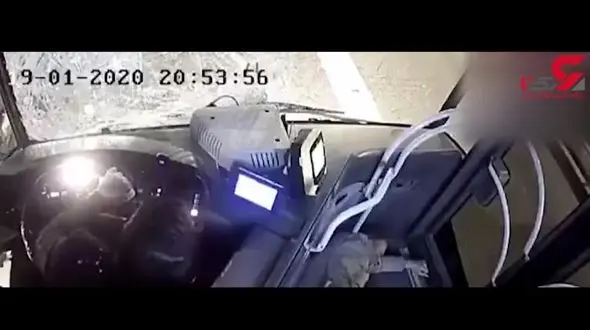 مرگ موتورسوار در تصادف شاخ به شاخ با اتوبوس + فیلم 