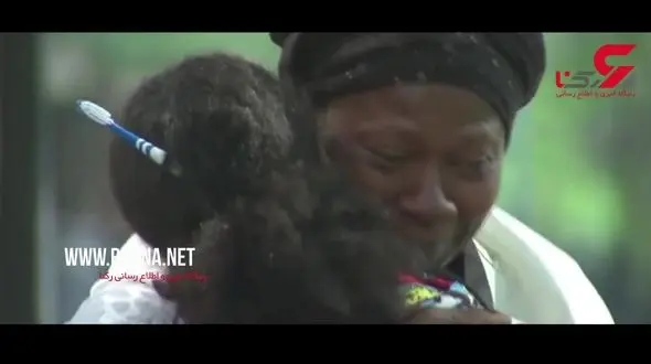 صحنه تکاندهنده مادری که خون پسر کشته‌شده‌اش را از خیابان شست + فیلم