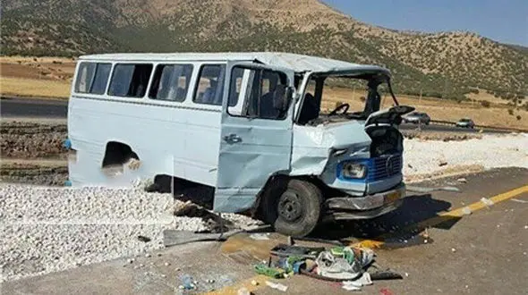 تصادف مینی‌بوس با ۲ خودرو در بهارستان اصفهان ۱۲ مصدوم داشت