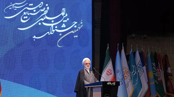 محسنی اژه‌ای : کودک که بودم در کنار خواهرانم قالیبافی می‌کردم / ما مسئولان و کارگزاران نظام بیش از سخن گفتن نیاز به شنیدن داریم