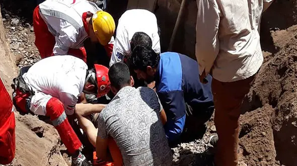 اتفاقی تلخ در رفسنجان / مرد در چاه سقوط کرد اما زنده ماند + عکس