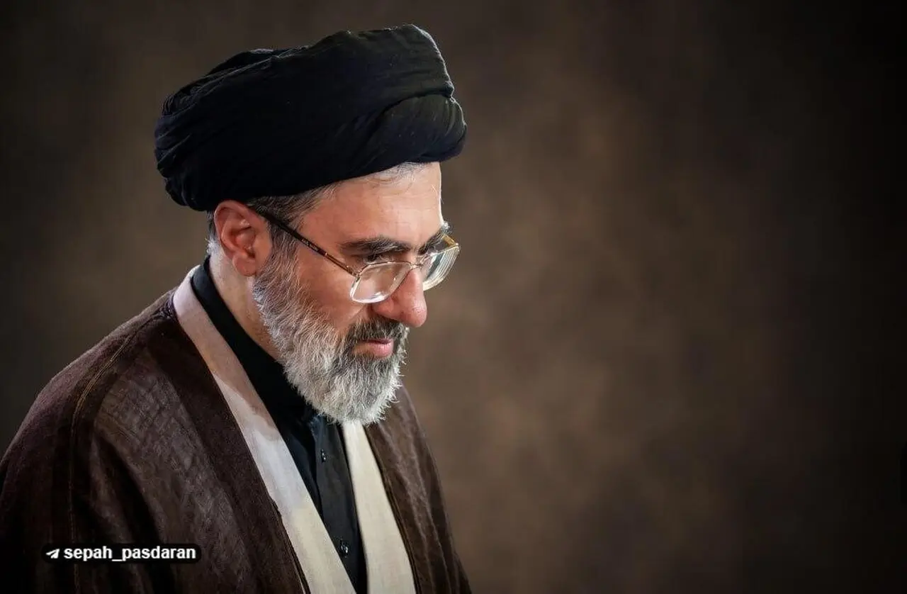 حضور آیت الله سید مجتبی خامنه‌ای در نماز جمعه نصر با تصاویر اختصاصی