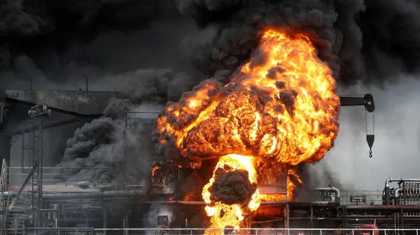 انفجار هولناک دو نفتکش  / 9 ملوان کره ای سوختند + عکس